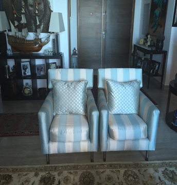 Cinco sofás por 3.000 dirhams.