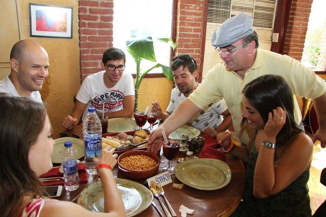 Alegría para recibir los garbanzos que Mariano Andrés sirve a una de las mesas. (EL CORREO)
