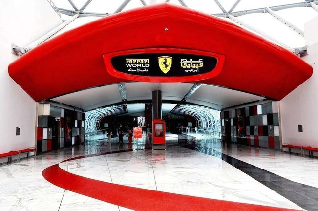 Entrada principal del parque Ferrari World de Abu Dhabi.