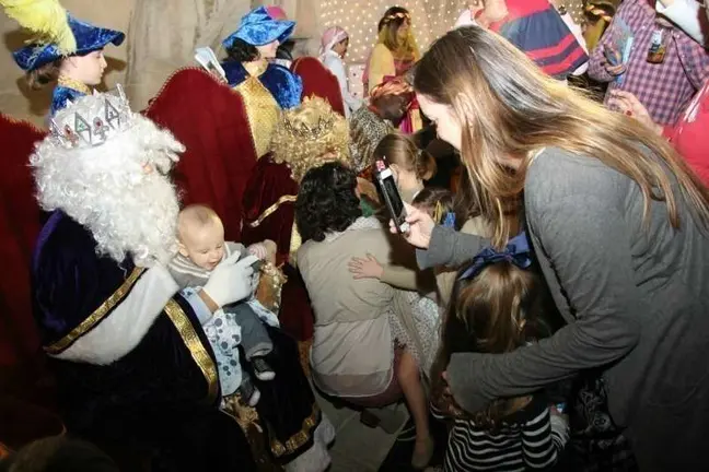 Melchor, Gaspar y Baltasar, asediados por los niños en Dubai durante la cabalgata de 2016. (EL CORREO)