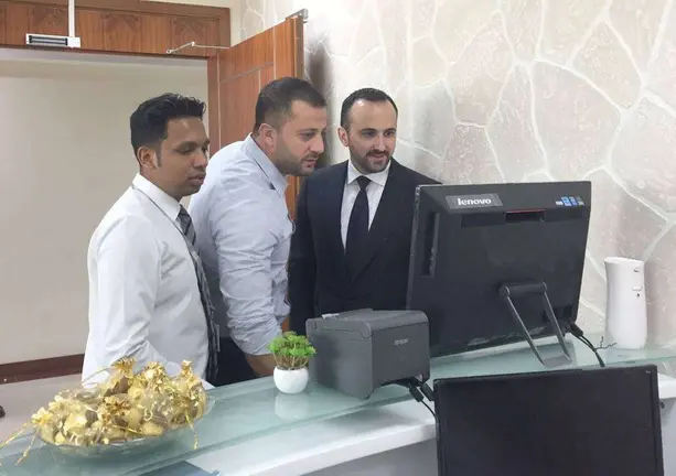 Resposables del centro de visados de BLS en Abu Dhabi. (EL CORREO DEL GOLFO)