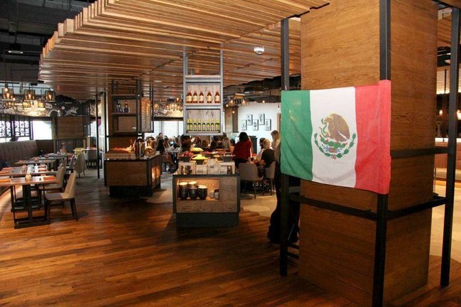 Aspecto del restaurante La Tablita con la bandera de México en primer plano. (EL CORREO)