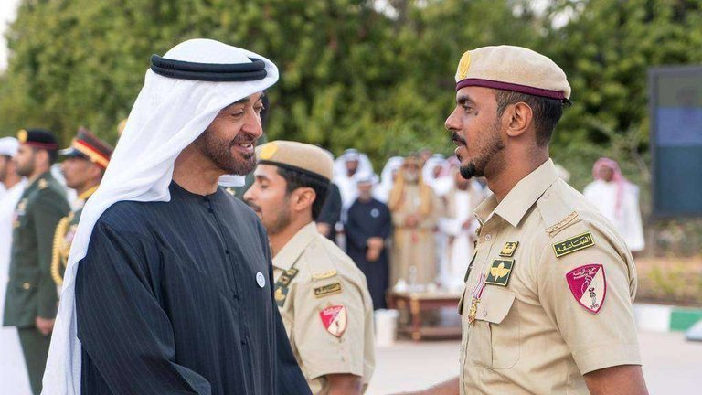 El príncipe heredero de Abu Dhabi condecora a un integrante de las Fuerzas Armadas de EAU.