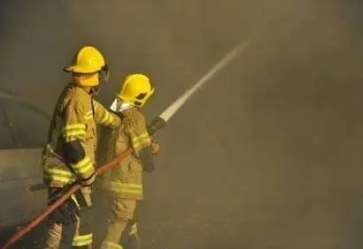 Bomberos de Emiratos &Aacute;rabes intervienen en un siniestro. (Fuente externa)