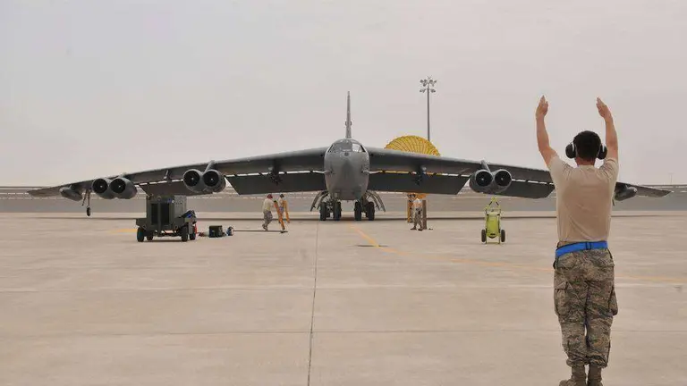 Un bombardero B-52 de la Fuerza A&eacute;rea de Estados Unidos llega a la Base A&eacute;rea Al Udeid en Qatar. (Fuente externa)