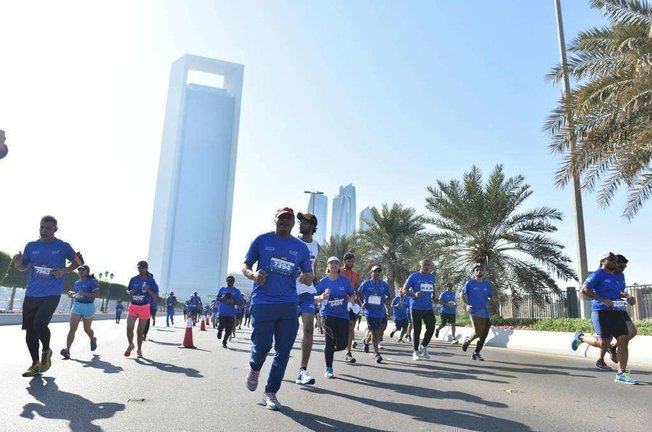 La maratón de Abu Dhabi, en su discurrir por la calles de la capital de Emiratos Árabes. (WAM)