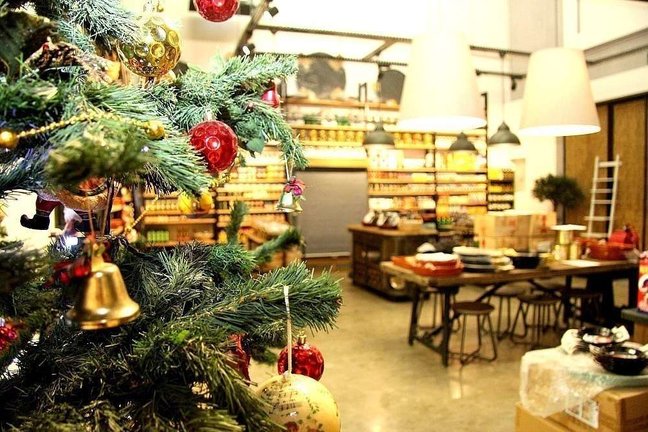 El ambiente netamente navideño preside la tienda de La Despensa en Al Quoz de Dubai. (EL CORREO)
