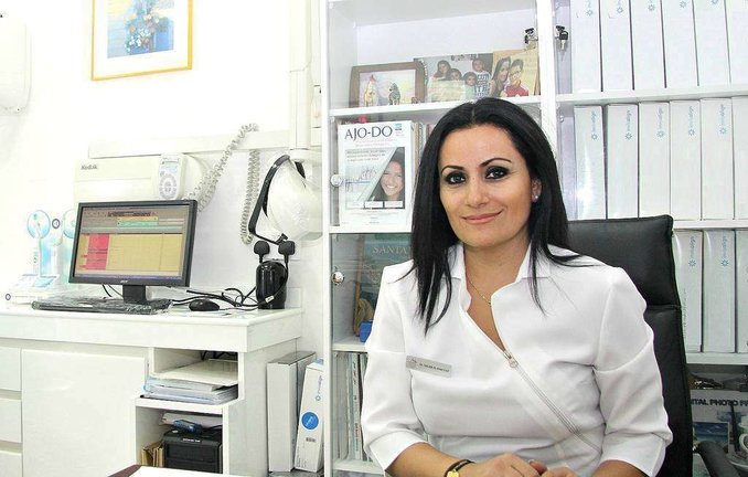 La doctora Salam K. Bolívar, en su consulta de la clínica Drs Nicolas & Asp en Dubai. / Dr. Salam K. Bolívar in her office at the Drs Nicolas & Asp clinic in Dubai. (EL CORREO)
