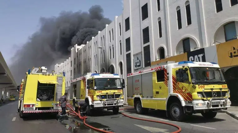 Defensa civil de Dubai en la actuaci&oacute;n de un incendio. (Defensa Civil)