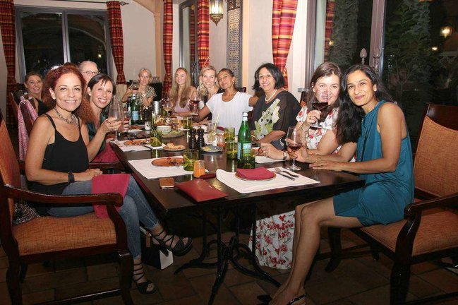 Ambiente en el restaurante español Alhambra durante sus 'Ladies Nights'. (EL CORREO)