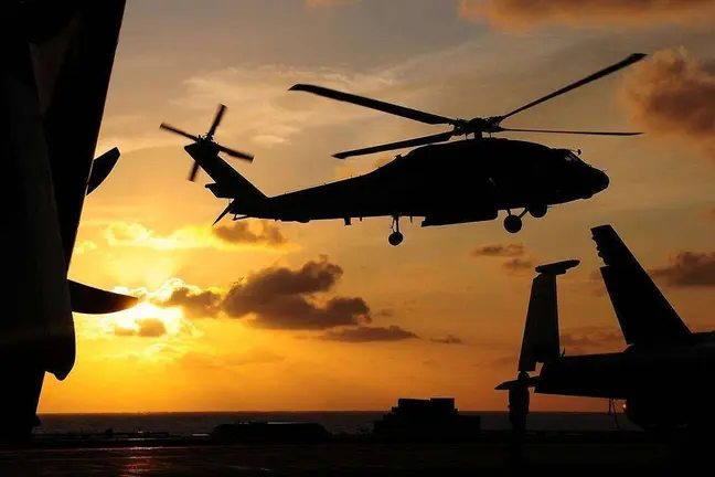 Un helic&oacute;ptero sobrevolando en el cielo. (Fuente externa)
