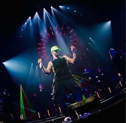 Maluma canta en el Coca Cola Arena de Dubai. 