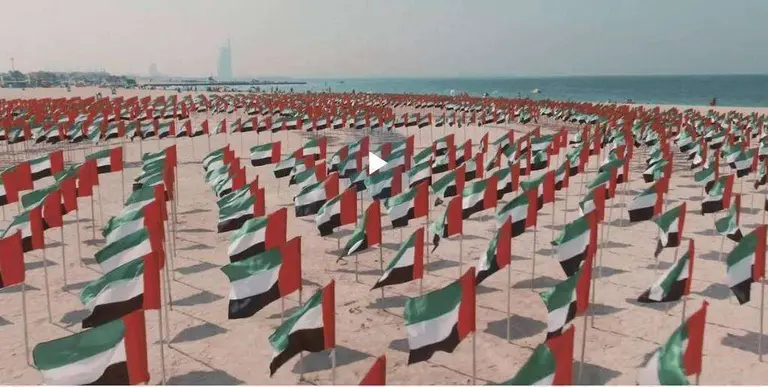 Banderas de Emiratos Árabes Unidos en Kite Beach de Dubai. (EL CORREO)