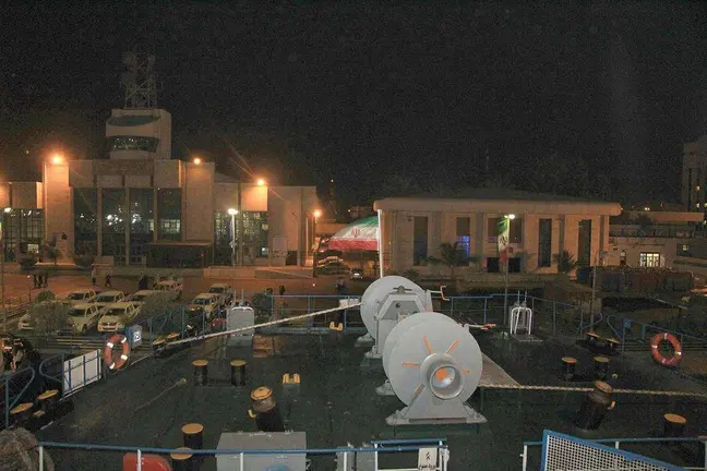 Embarcaci&oacute;n zarpa del puerto iran&iacute; de Bandar Abbas, en pleno Estrecho de Ormuz, rumbo a Sharjah. (Rafael P&eacute;rez)