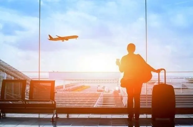 Un viajero en un aeropuerto. (WAM)