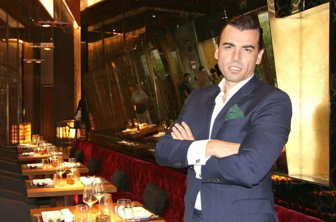 Jaime Castañeda, director general de la compañía 99 Sushi Bar Dubai Ltd, en el interior del restaurante. (EL CORREO)