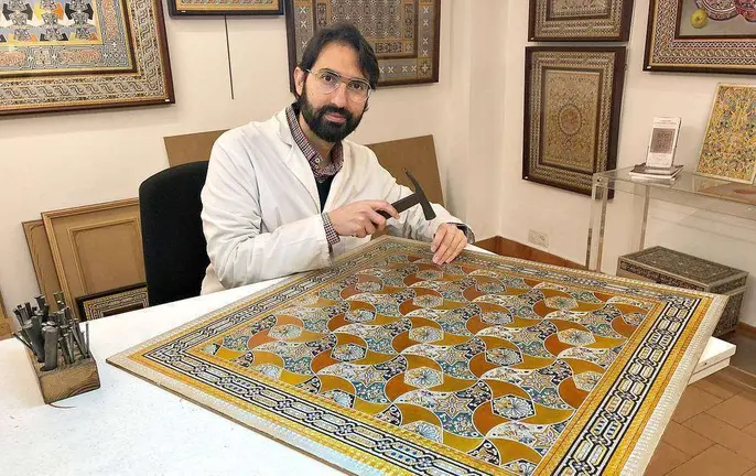 El artista del guadamecí José Carlos Villarejo, en su taller museo de Córdoba. (Cedida)