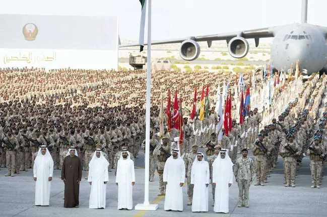 El gobernante de Ras Al Khaimah, y los l&iacute;deres de EAU en febrero de 2020 durante un homenaje a los miembros de las Fuerzas Armadas que participaron con la Coalici&oacute;n &Aacute;rabe en Yemen, en Zayed Military City. (Ministerio de Asuntos Presidenciales)
