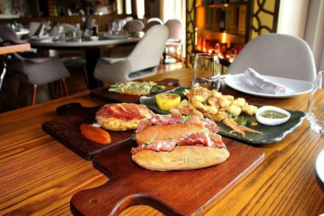 Tapas con sabores tradicionales españoles presiden la carta de El Sur. (EL CORREO)