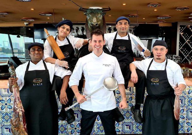 El chef Juan Ramón Sobero y su equipo en el Casa de Tapas de Dubai. (Cedida)