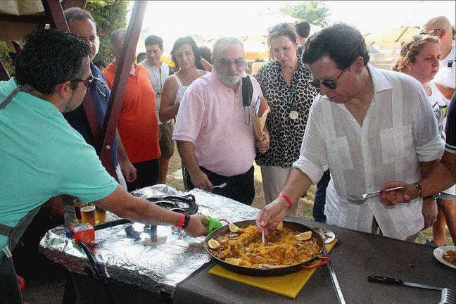 El embajador de España en Emiratos Árabes Unidos, Íñigo de Palacio, degusta las paellas de los participantes durante el concurso del año pasado. (EL CORREO)