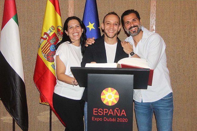 Manuel Liñán, David Carpio y compañía tras firmar en el libro de honor del Pabellón de España en Expo 2020 Dubai. (@ExpoSpain2020)