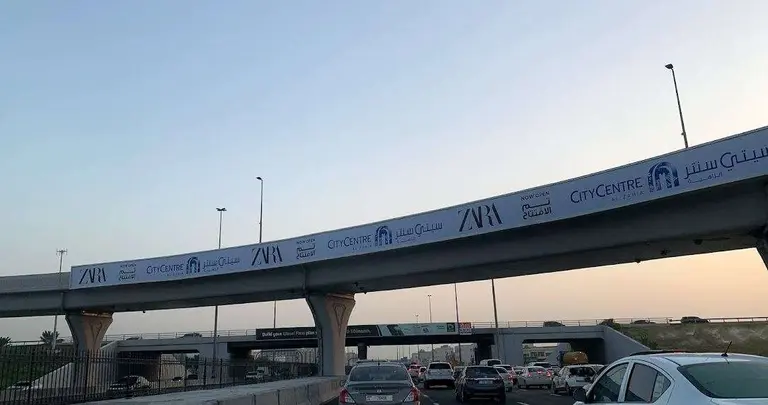 Carretera entre Sharjah y Dub&aacute;i. (EL CORREO)