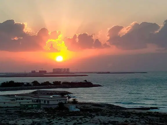 Atardecer de verano en Emiratos &Aacute;rabes. (EL CORREO)