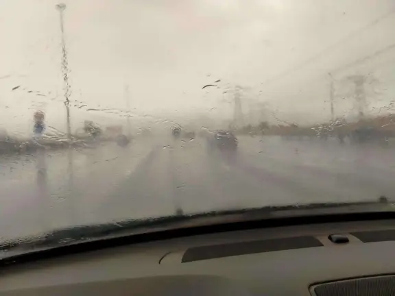 Lluvia y tormenta de arena en la Emirates Road en la frontera entre Dubai y Sharjah. (Richard Ramos/ EL CORREO)