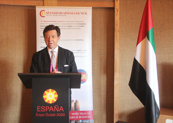 El embajador de España en Emiratos Árabes, Ínigo de Palacio, interviene durante un acto en Dubai del Spanish Business Council. (EL CORREO)