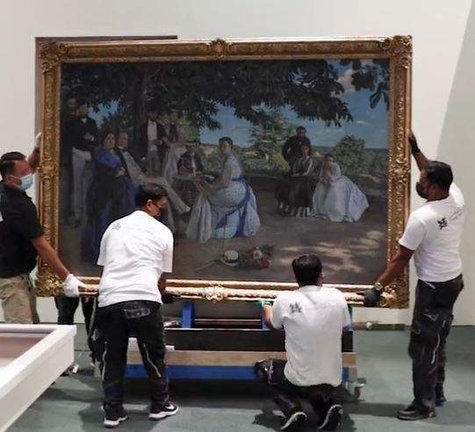 Una imagen de la colocación de cuadros impresionistas en Louvre Abu Dhabi. (Twitter)