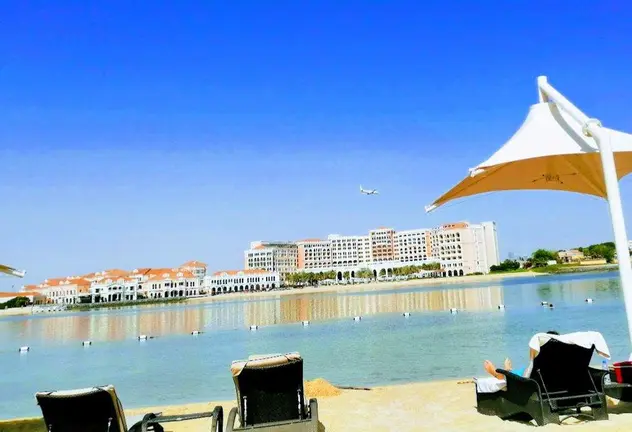 La playa de un hotel en Abu Dhabi. (EL CORREO)