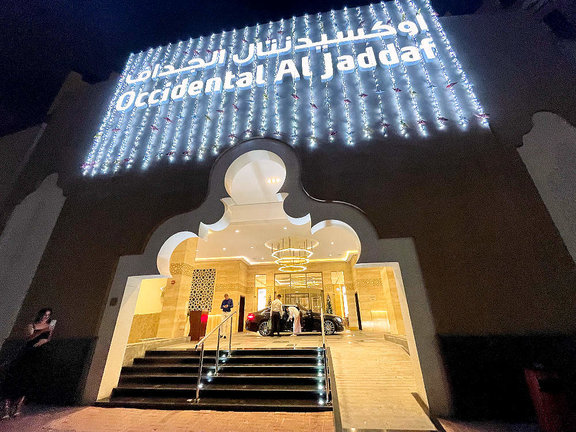 Espectacular entrada del Occidental Al Jaddaf. (EL CORREO)
