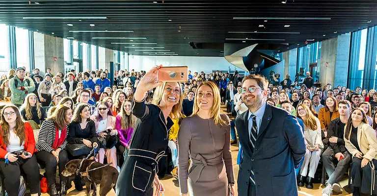 Roberta Metsola, presidenta del Parlamento Europeo, durante el debate público con estudiantes el 27 de enero en IE University. (www.ie.edu)