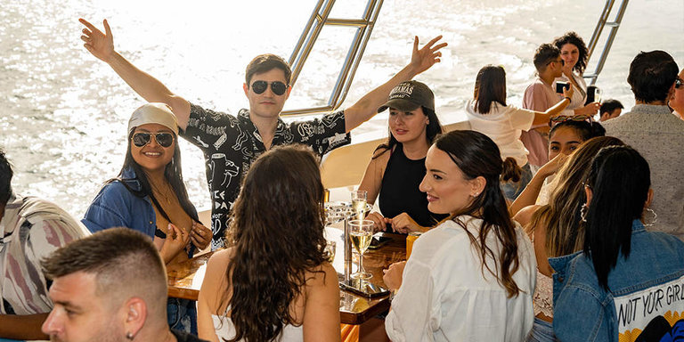 Poseidon Prosecco Yacht Party es la opción perfecta para distrutar de una fiesta en yate de lujo entre amigos mientras se navega por las aguas de Dubai con bebidas y canapés ilimitados. (Cedida)