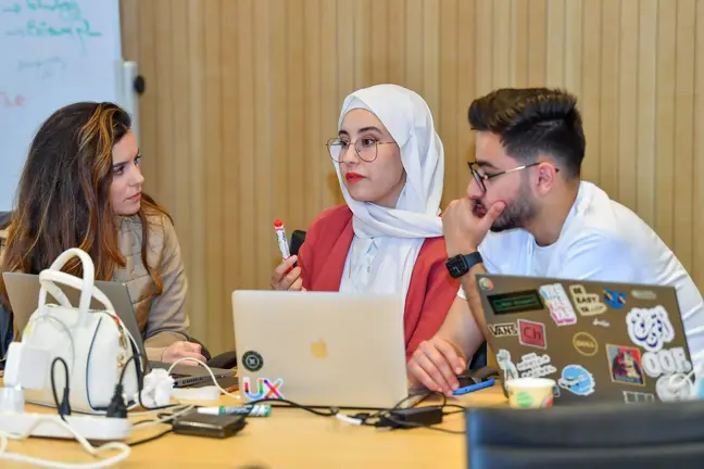 Trabajadores en Emiratos Árabes. (WAM)