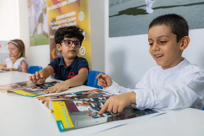 NIños en una clase de español en UCAM Dubai.