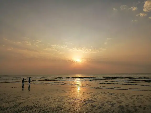 Atardecer en una playa de Emiratos. (EL CORREO)
