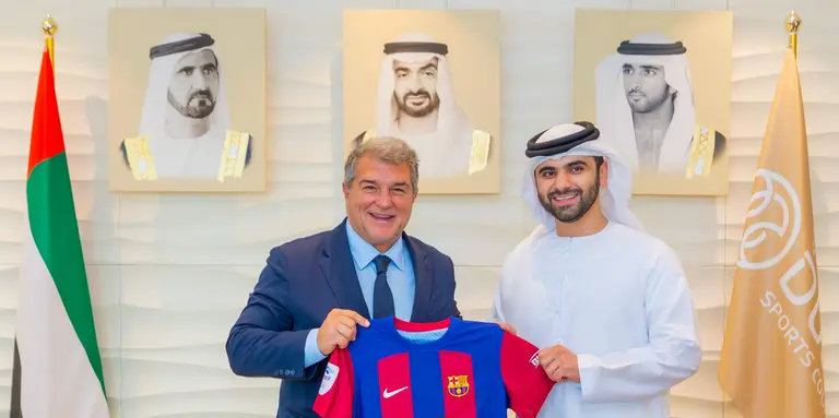 El jeque Mansour bin Mohammed y Laporta durante un encuentro en 2023. (WAM)
