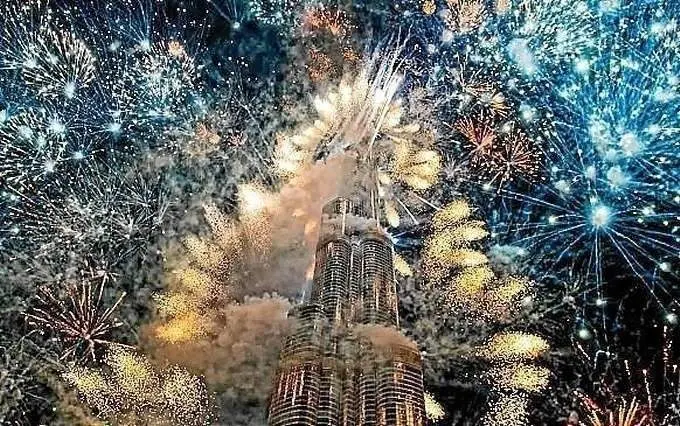 El Burj Khalifa, envuelto en fuegos artificiales durante las celebraciones de Año Nuevo 2024. (Fuente externa)