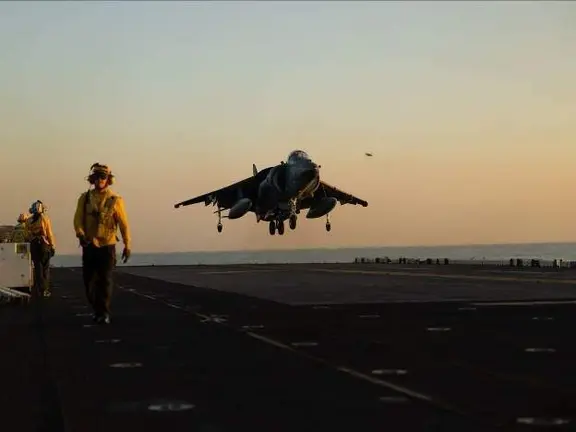 Un avi&oacute;n AV-8B Harrier estadounidense despega en el Mar Rojo. (Twitter)