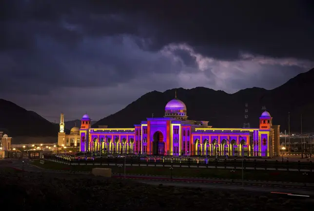 Uno de los monumentos iluminados por el Festival de la Luz en Sharjah. (WAM)