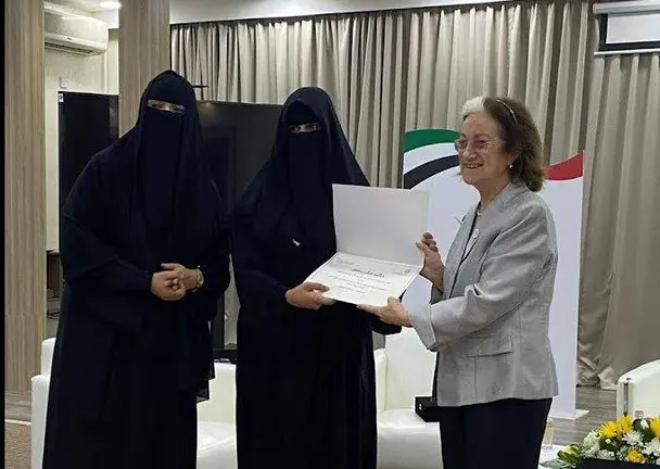 Inocenta Ewart, junto a mujeres emiratíes. (Cedida)