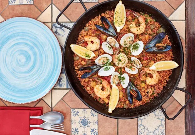 Paella de mariscos, uno de los principales platos del restaurante Bebemos. (Cedida)