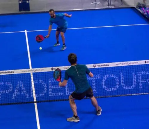 Juego entre competidores en Amigos Padel Club. (Cedida)