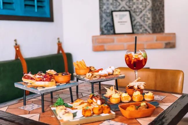 Exquisitas tapas y sangría servidas en el restaurante Bebemos Dubai. (Cedida)