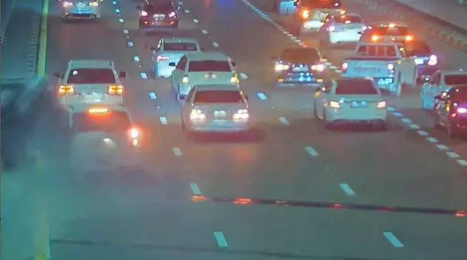 Una captura de pantalla de un v&iacute;deo de accidente difundido por la Polic&iacute;a de Abu Dhabi.