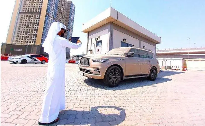 Un coche abandonado en la v&iacute;a p&uacute;blica. (Municipalidad de Dubai)