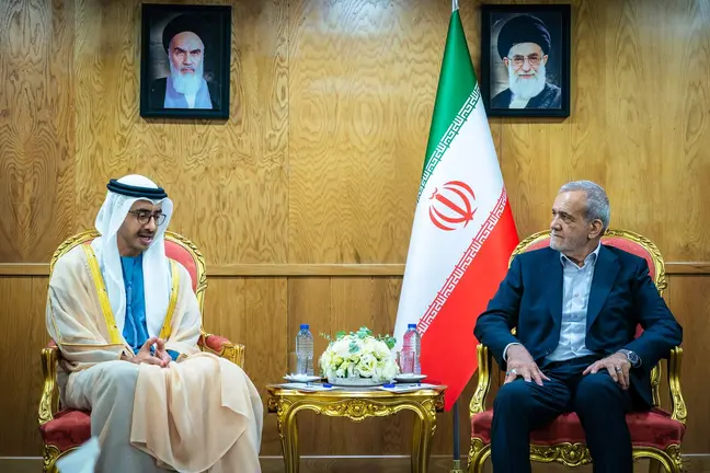 El ministro de Asuntos Exteriores emirat&iacute; junto al presidente de Ir&aacute;n, Masoud Pezeshkian en 2024. (WAM)