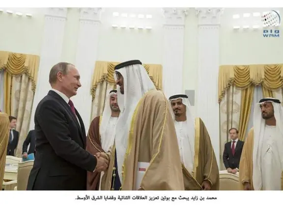 El presidente de EAU saluda a Putin durante una visita en 2016. (WAM)